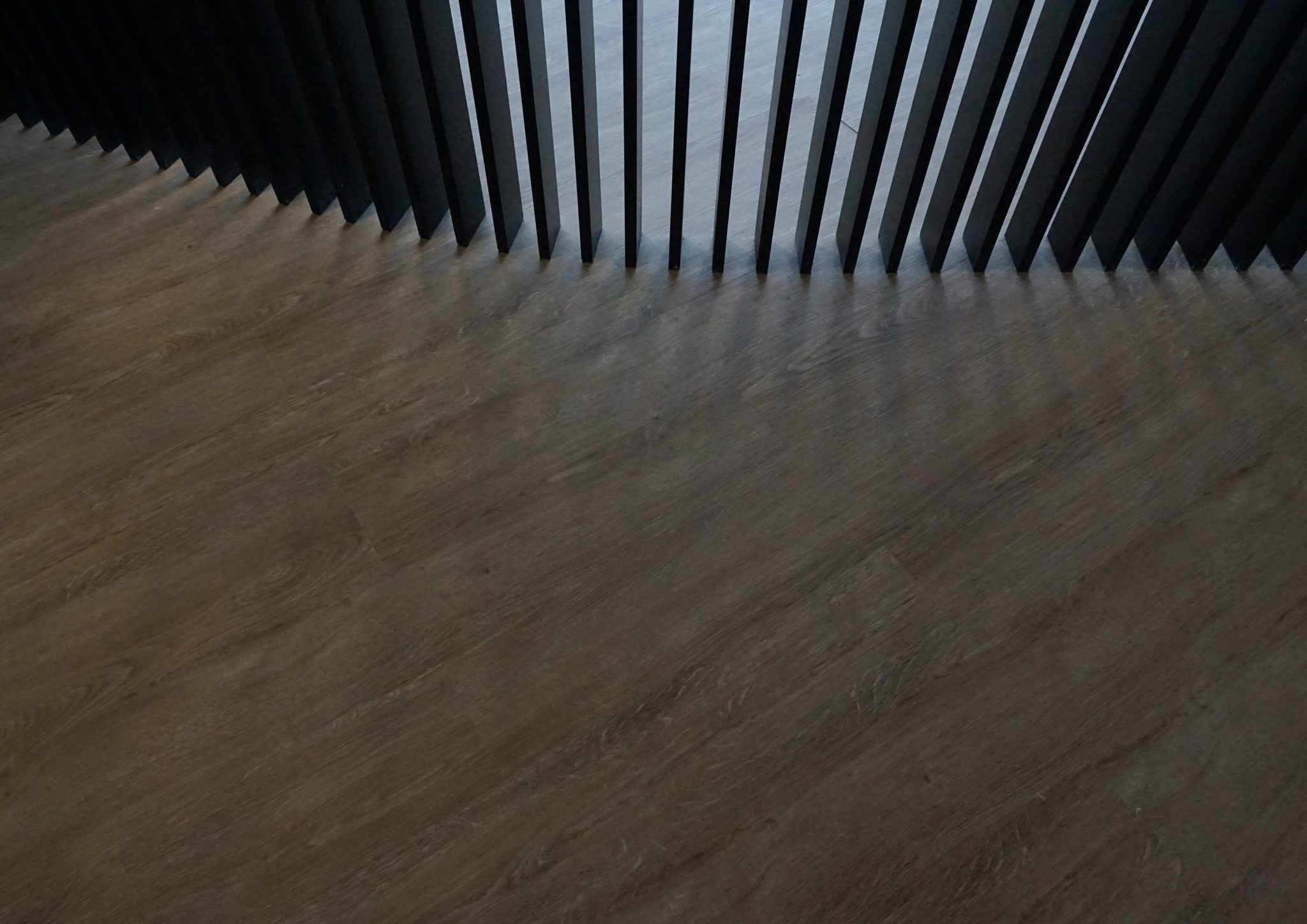 American Express Fitness Club, dettaglio boiserie con pavimento rovere