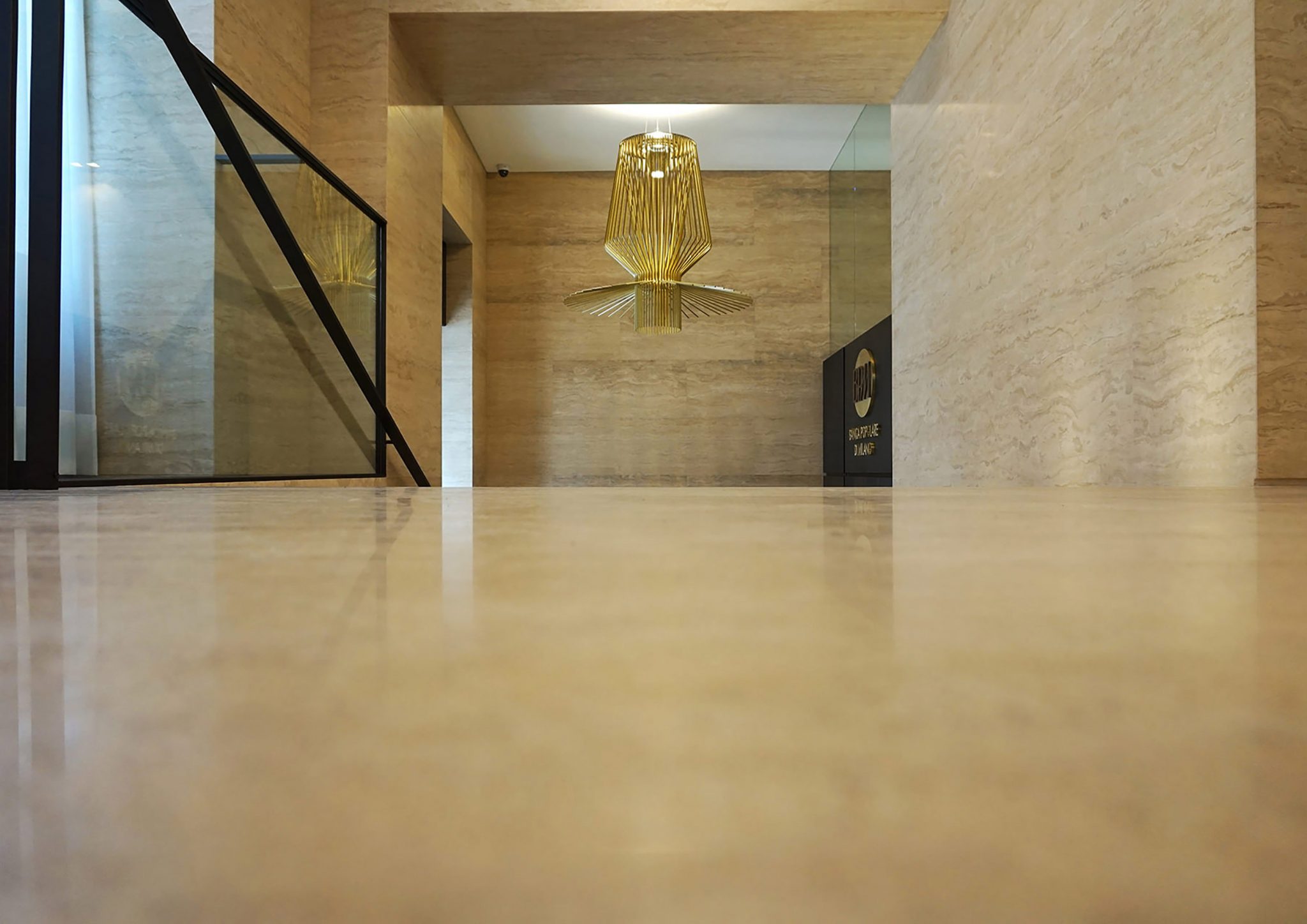 Banco BPM Foyer, vista filo terra con focus su Foscarini Allegretto