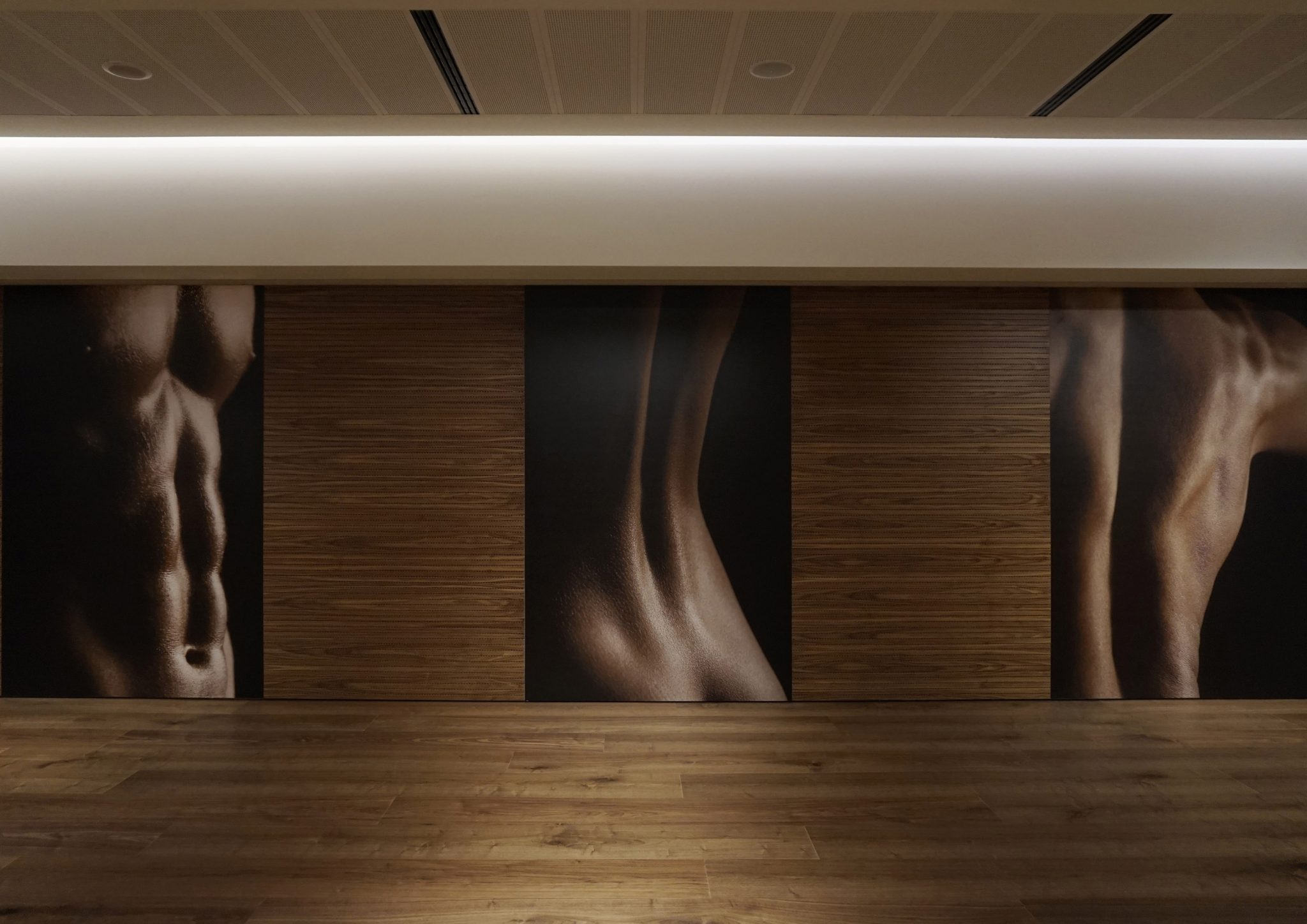 BPM Fitness Club, gym floor con rivestimento a pavimento e a parete in noce