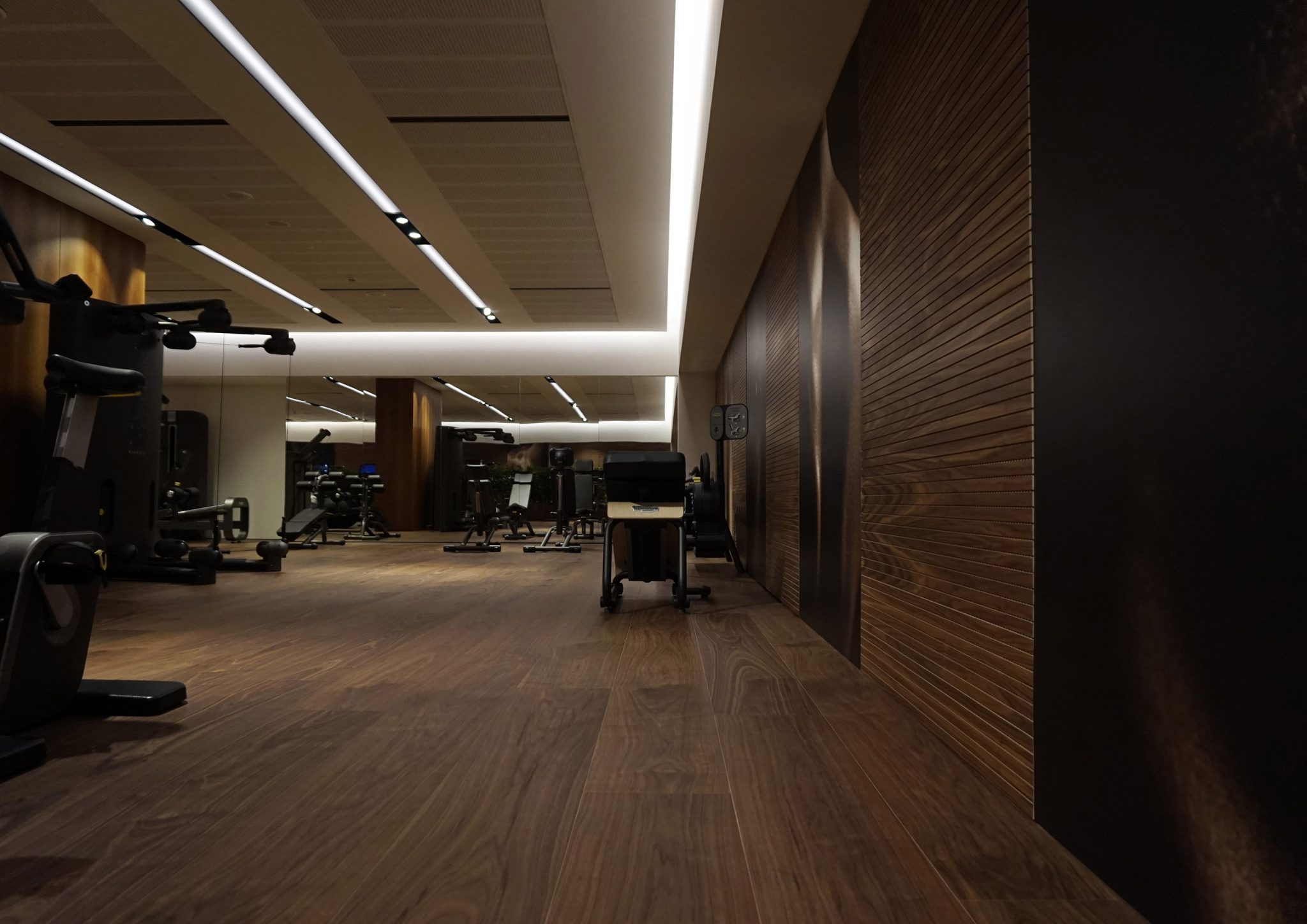 BPM Fitness Club, gym floor con rivestimento a pavimento e a parete in noce