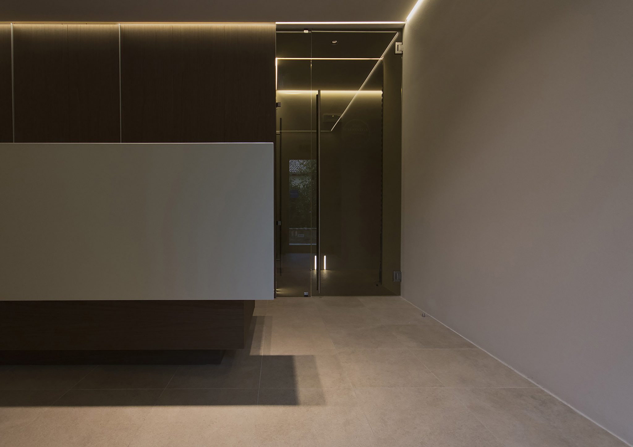Borgo Cadonega Spa, vista di dettaglio su reception desk in rovere e laccato bianco