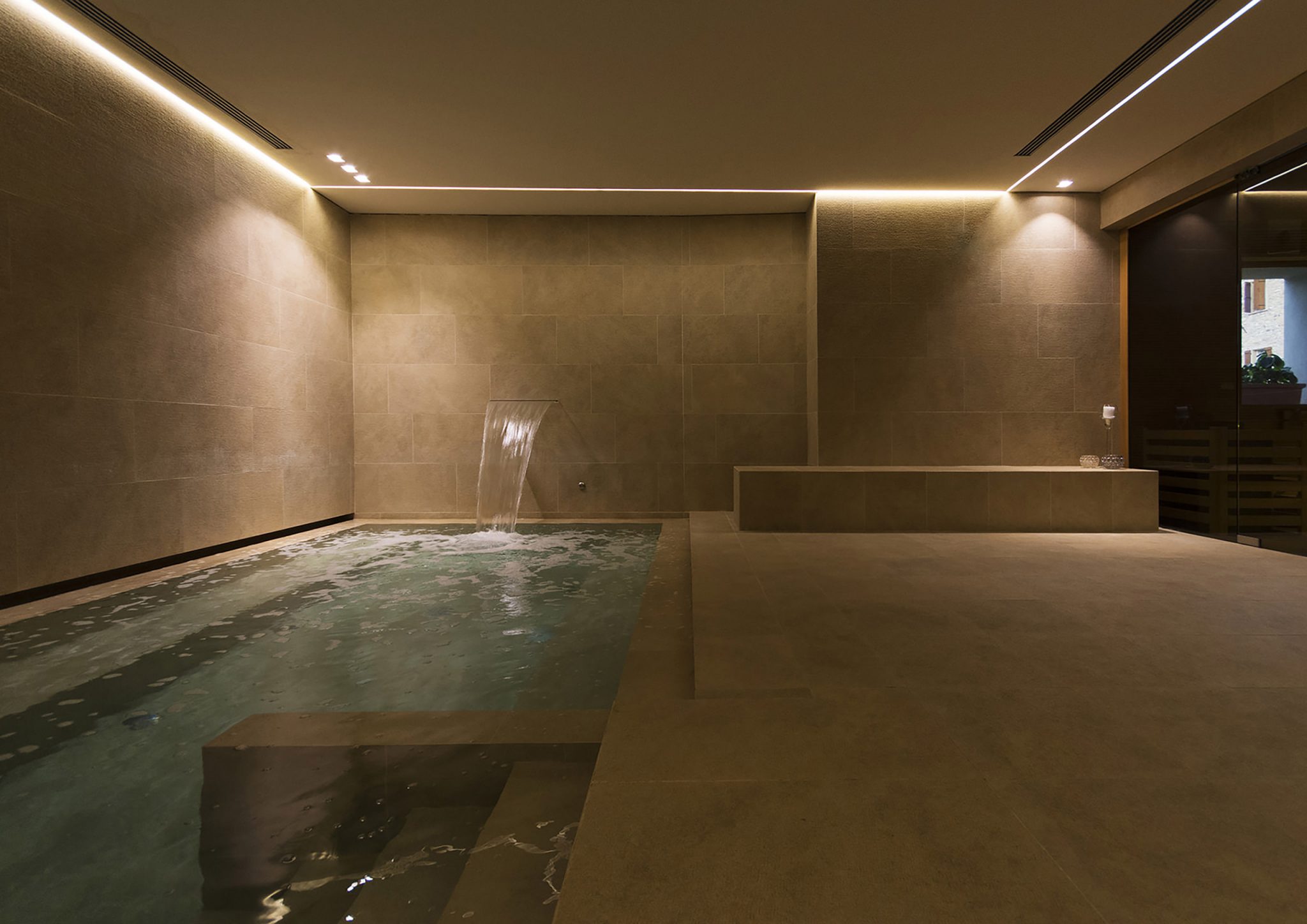 Borgo Cadonega Spa, vista su vasca e cascata d'acqua