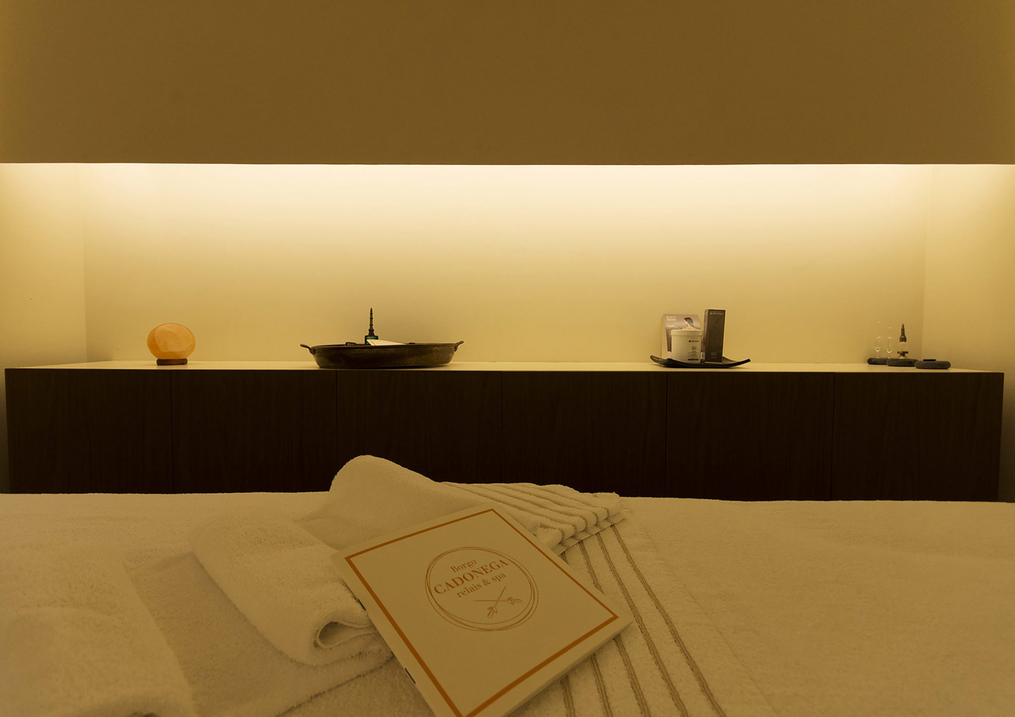 Borgo Cadonega Spa, vista di dettaglio nicchia retroilluminata