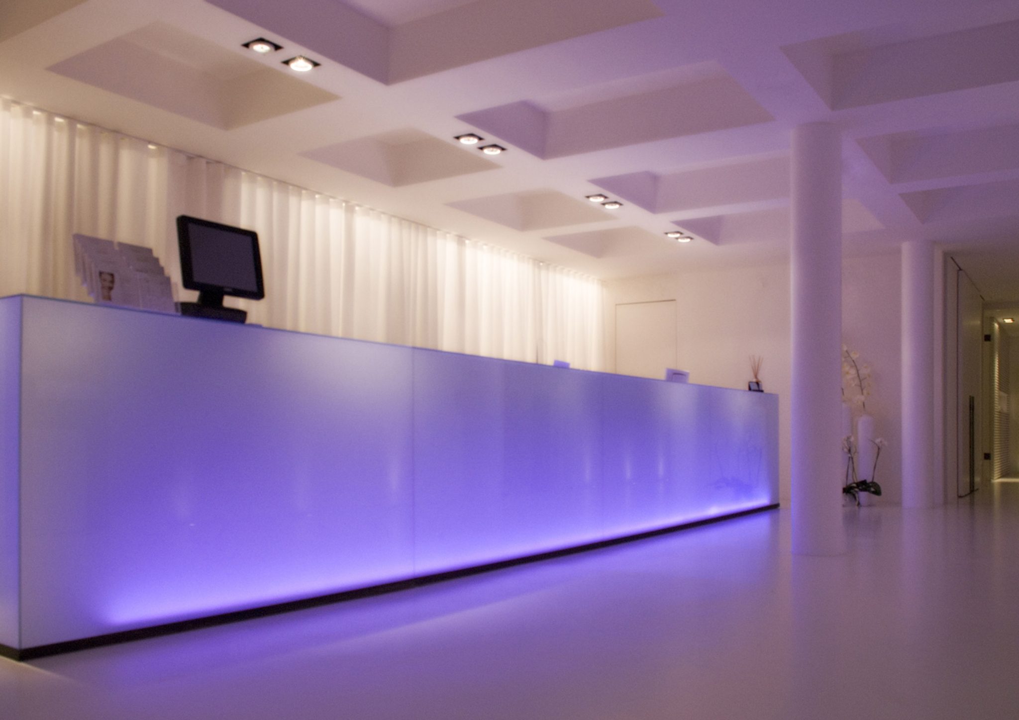 Centro Wellness Club, reception total white con desk in e controsoffitto cassettonato