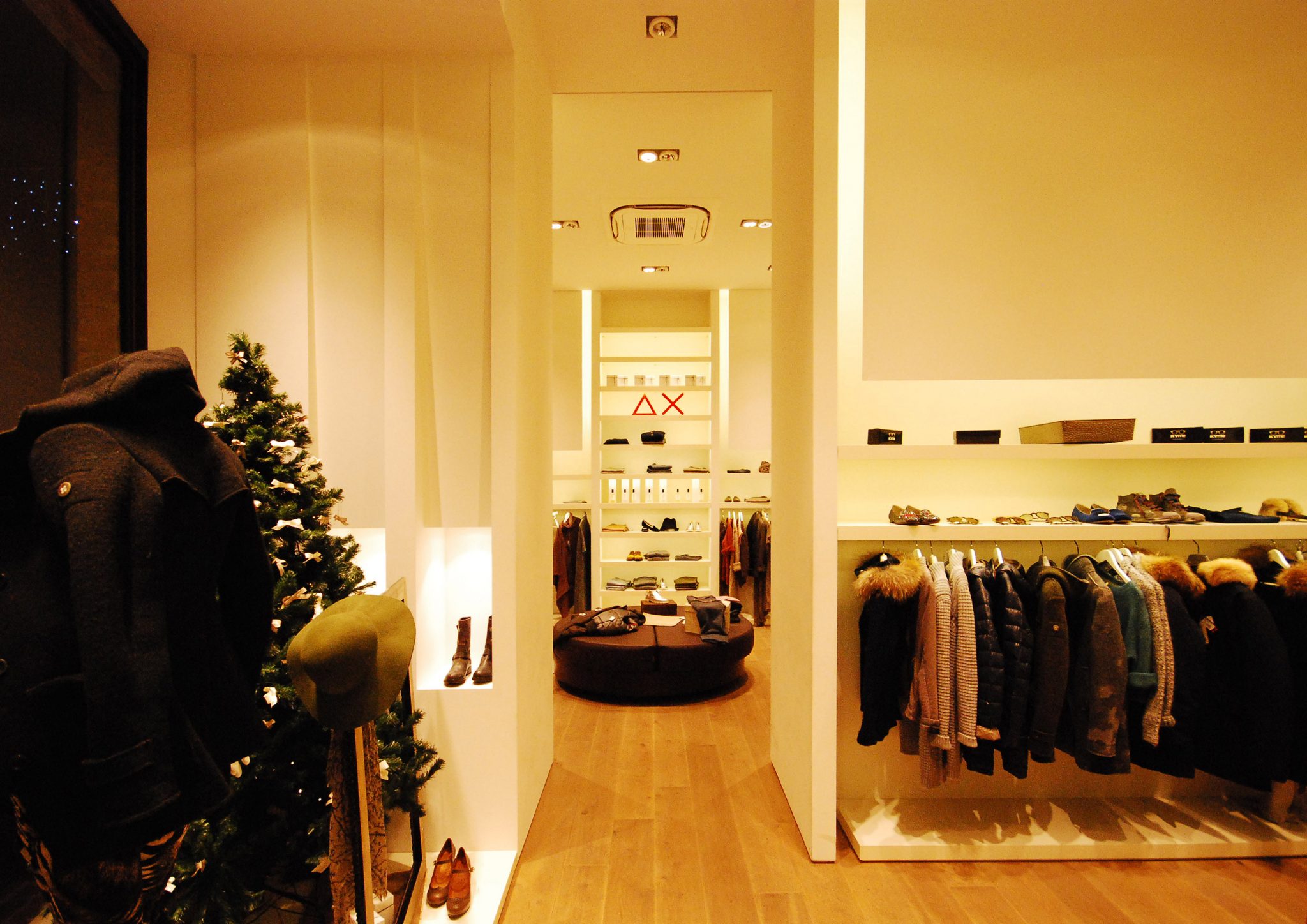 Felloni Studio W, espositori vestiti e accessori con gole luminose