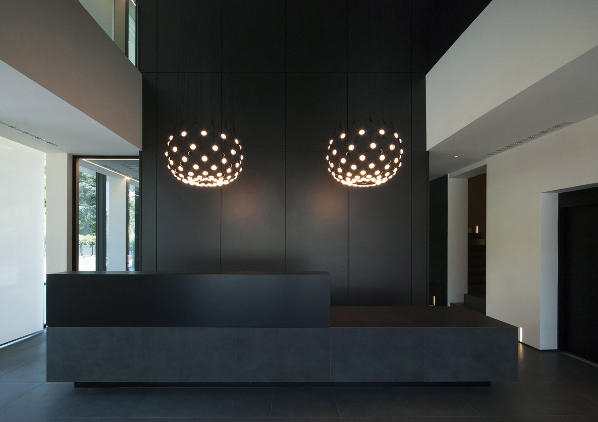Grafiche Valpolicella, vista frontale reception con desk e retrodesk in metallo nero