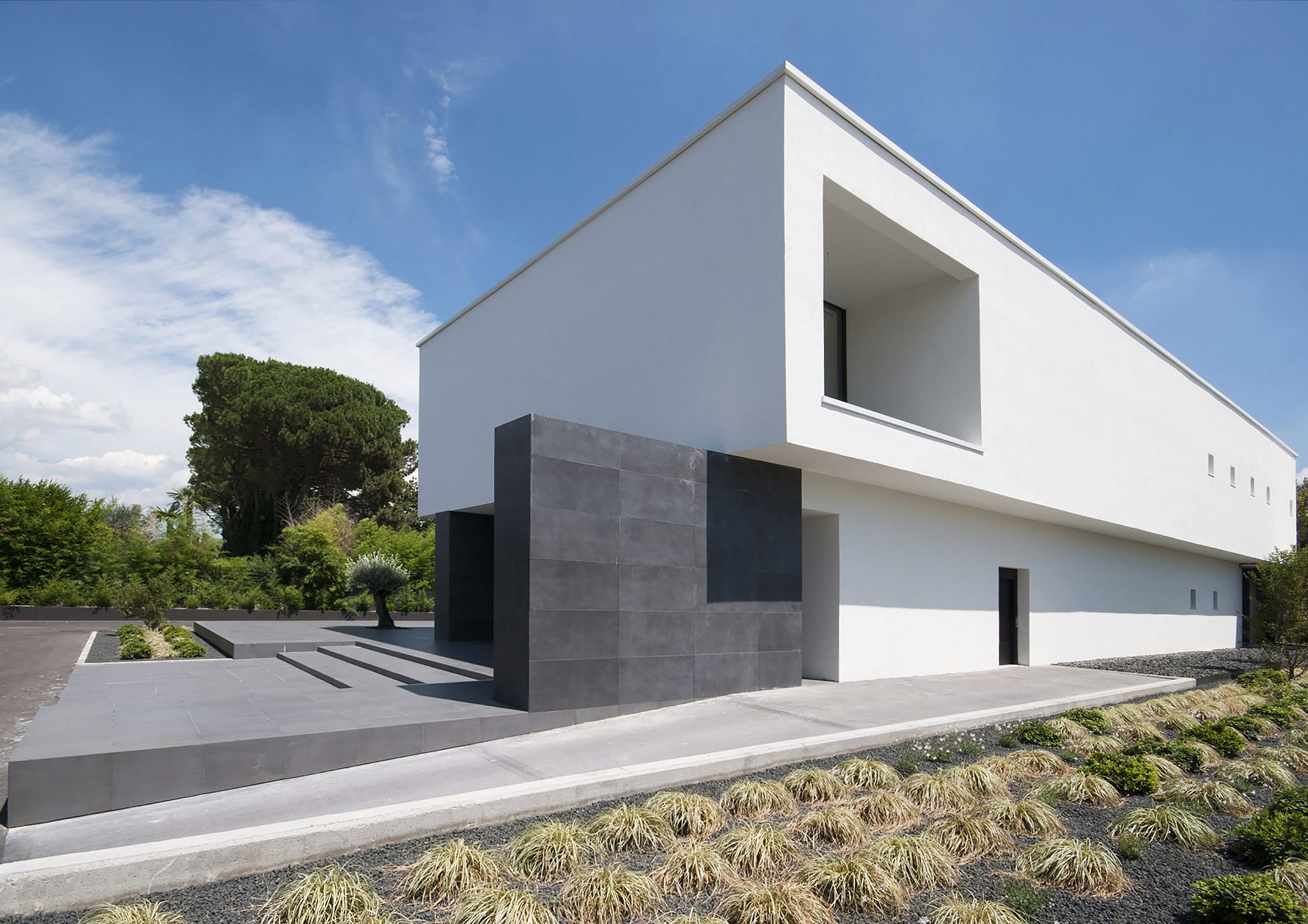 Grafiche Valpolicella, vista posteriore dell'edificio con un grande apertura in primo piano
