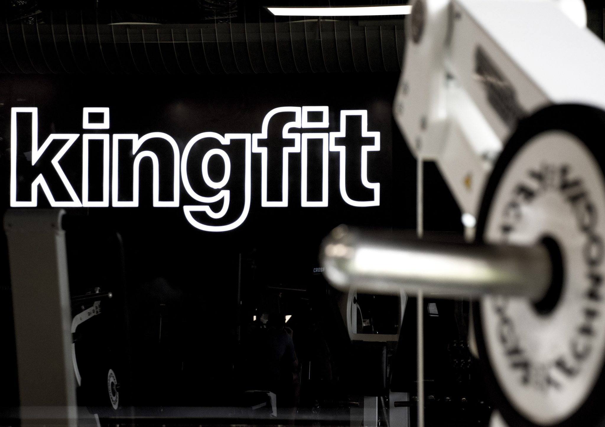 Kingfit, dettaglio marchio illuminato