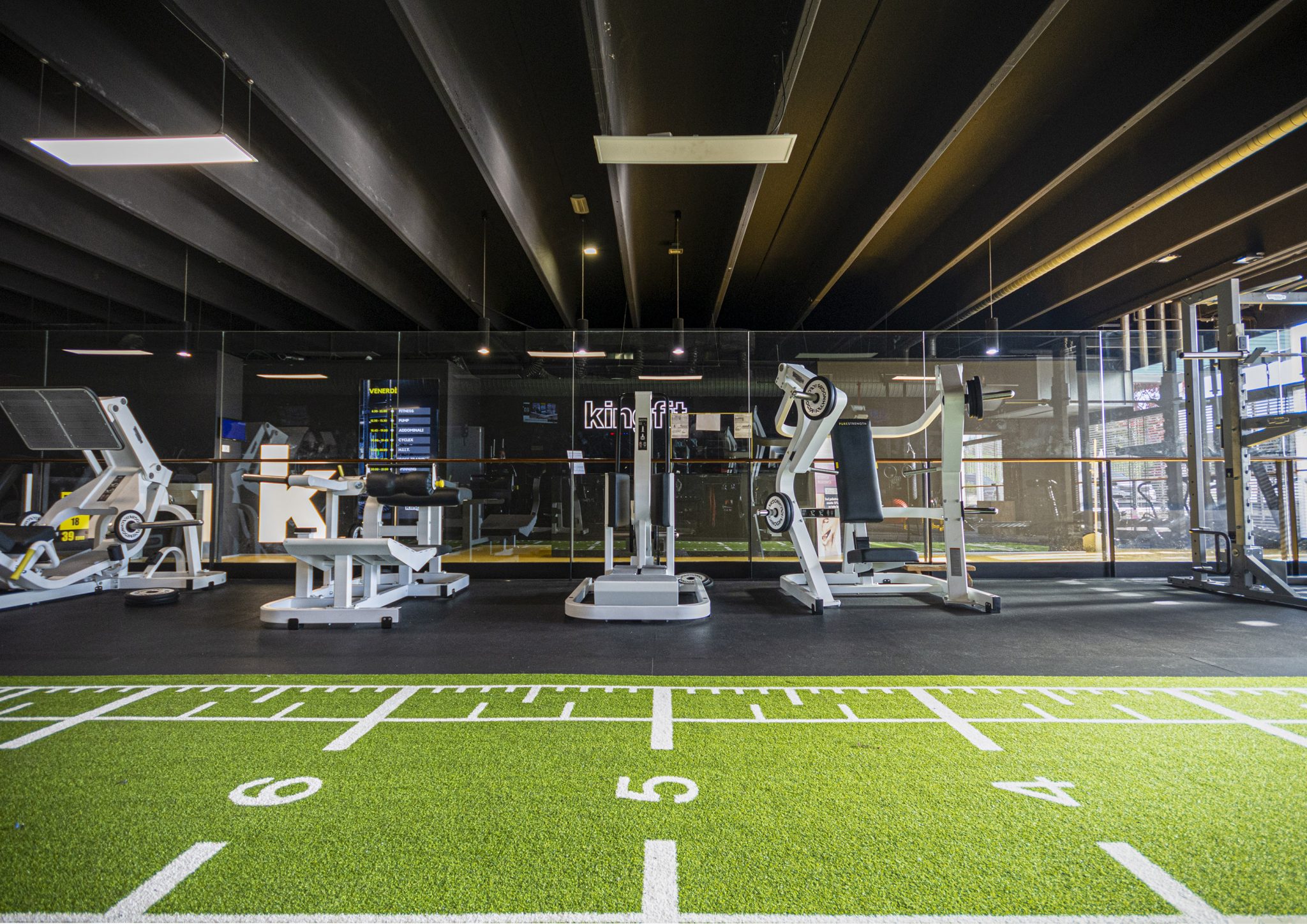 Kingfit, gym floor con sprint track e macchine technogym