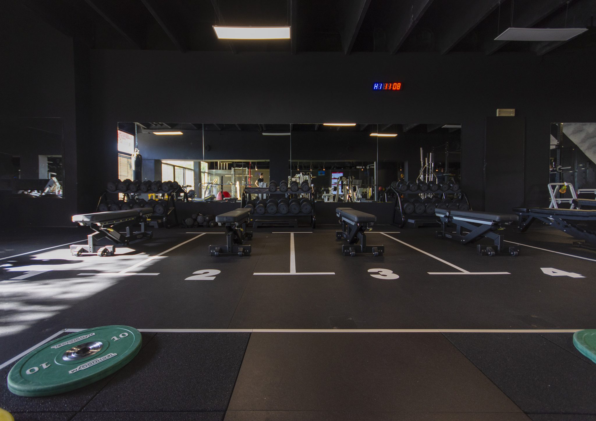 Kingfit, gym floor con postazioni per panche e specchi