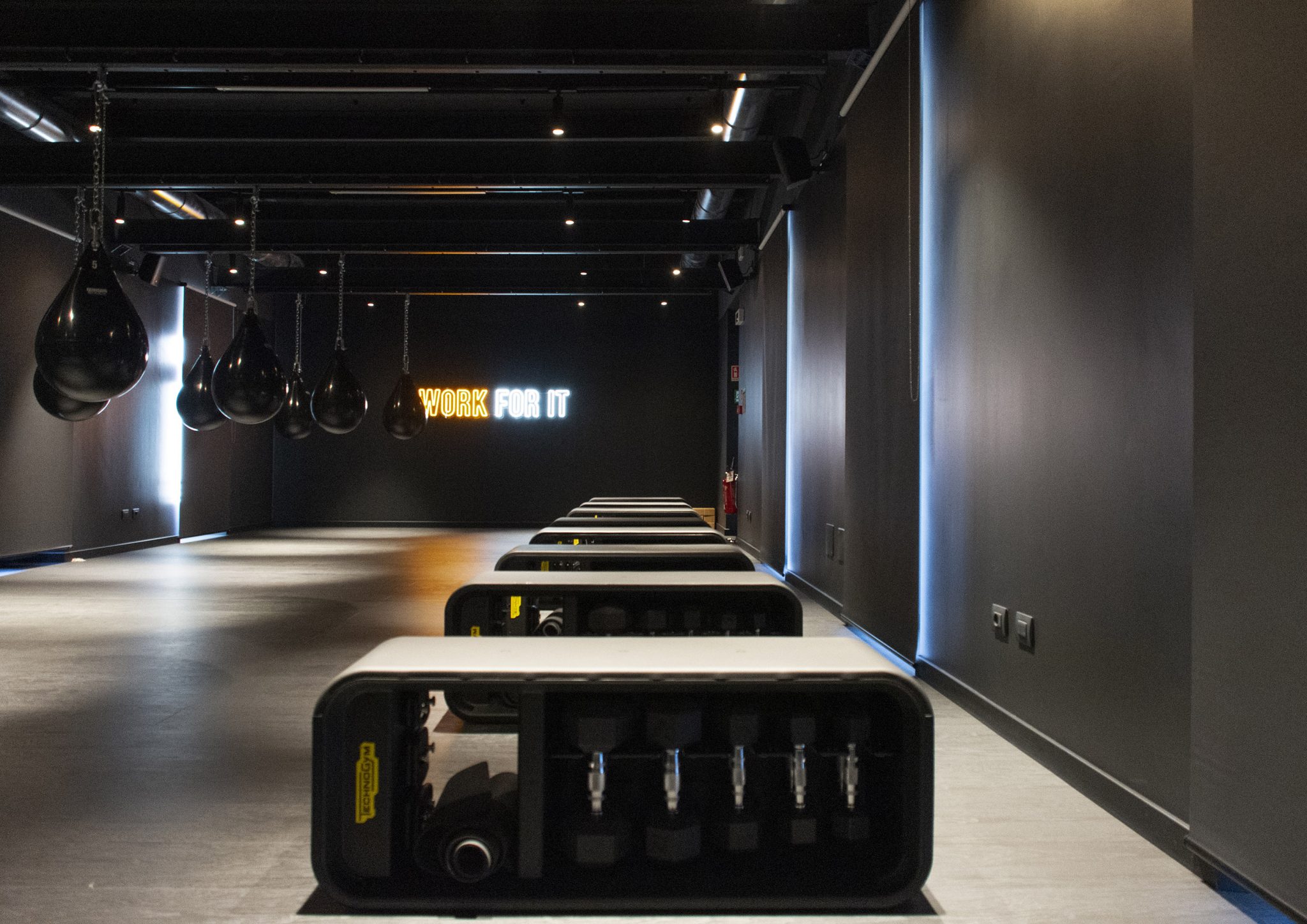 Storm Club, sala funzionale con sacchi ad acqua combat arena e Technogym Bench