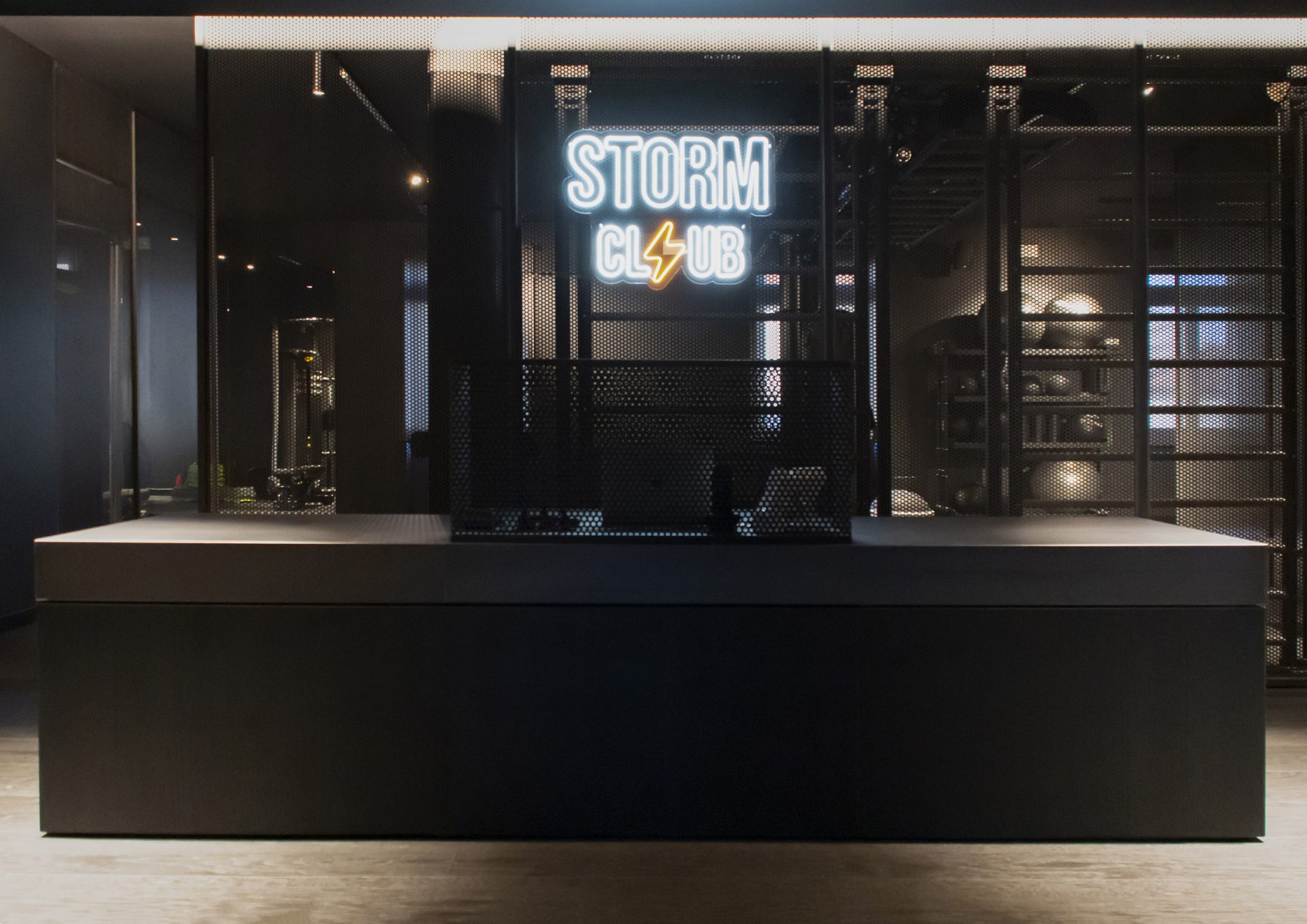Storm Club, reception con desk in metallo e lamiera forata