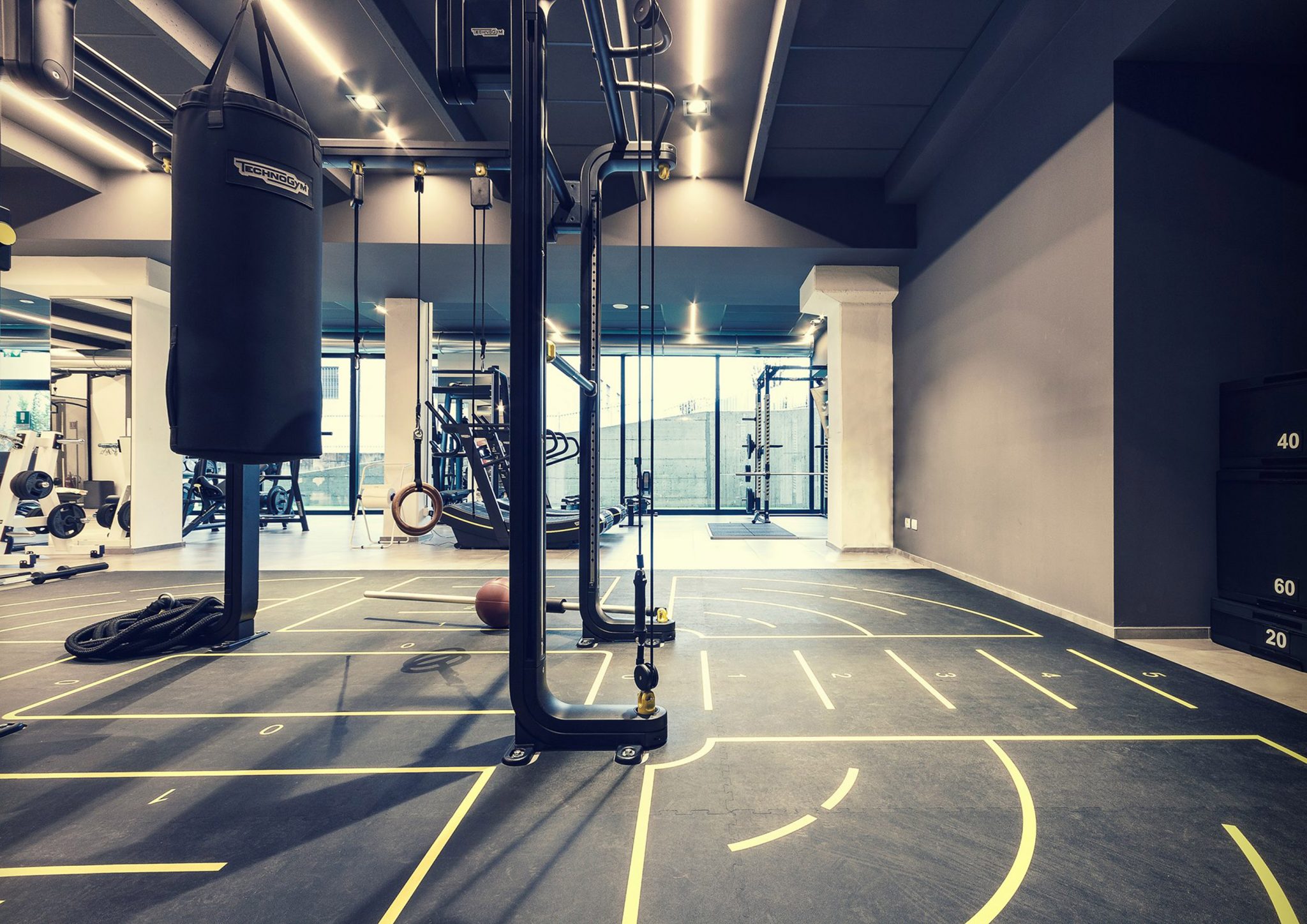 Zero Nero Fitness Club, rig centrale technogym e grafiche a pavimento
