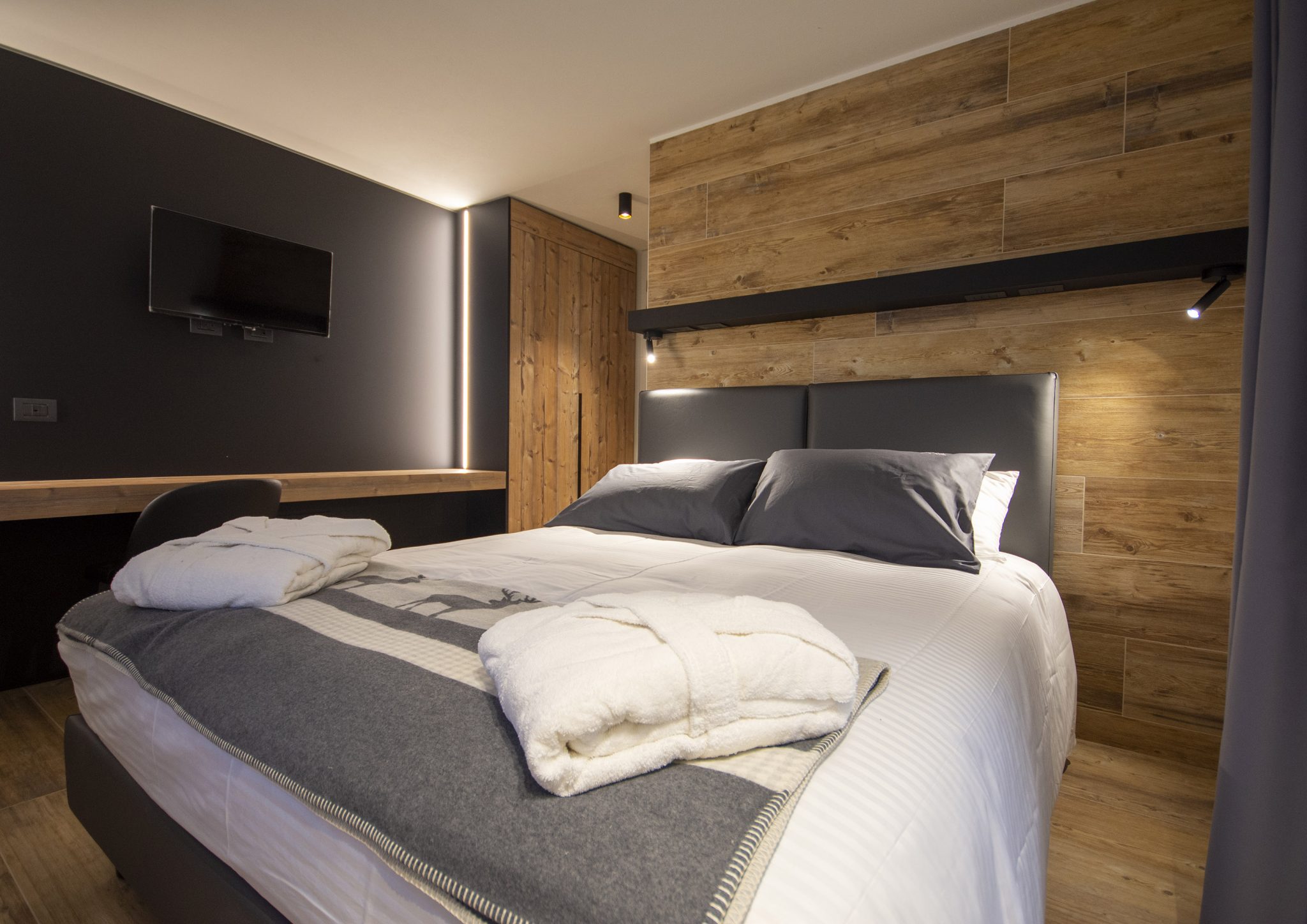 Hotel Rascard, vista su letto con mensola porta oggetti