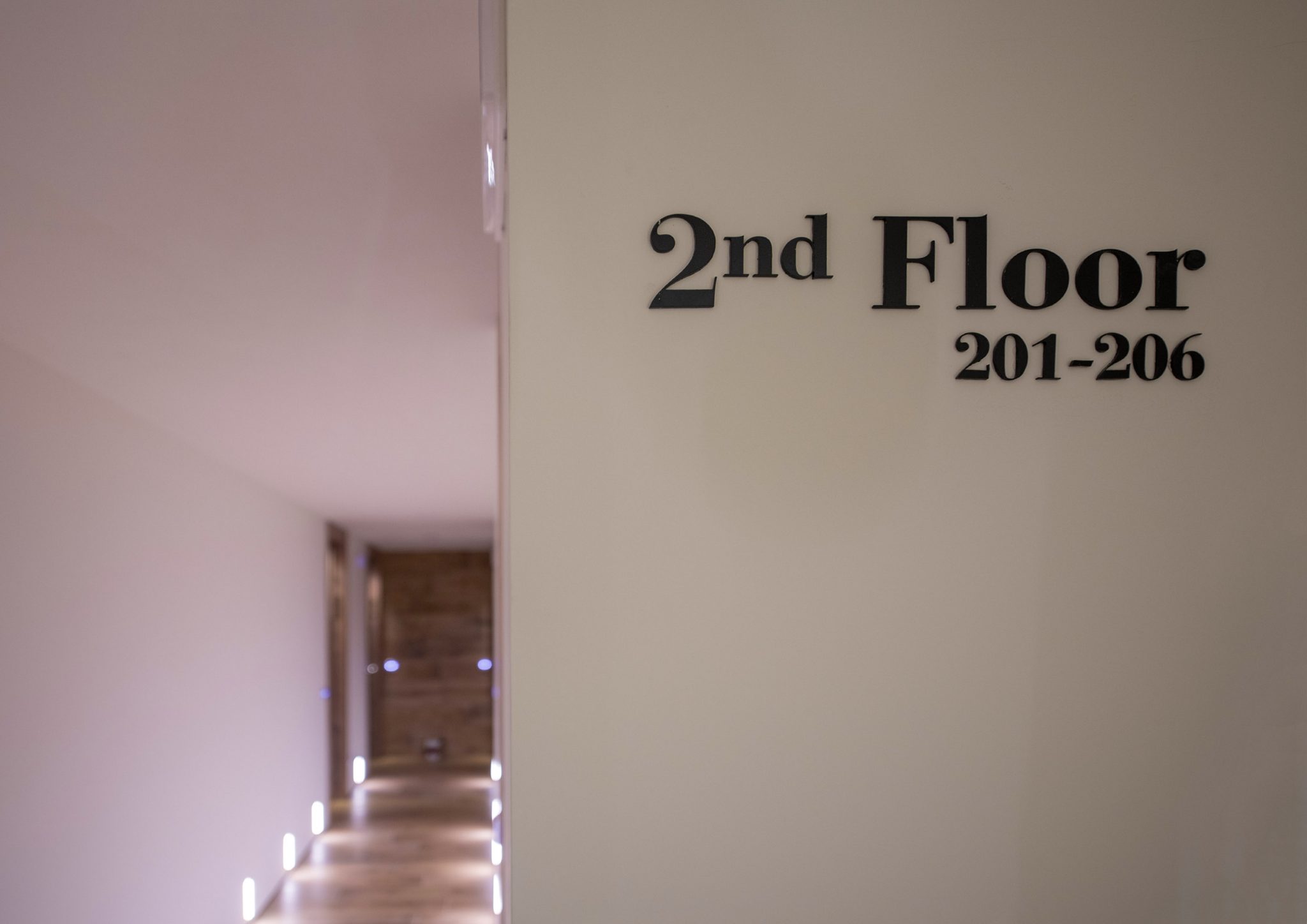 Hotel Rascard, particolare wayfinding numero piano e numero camere