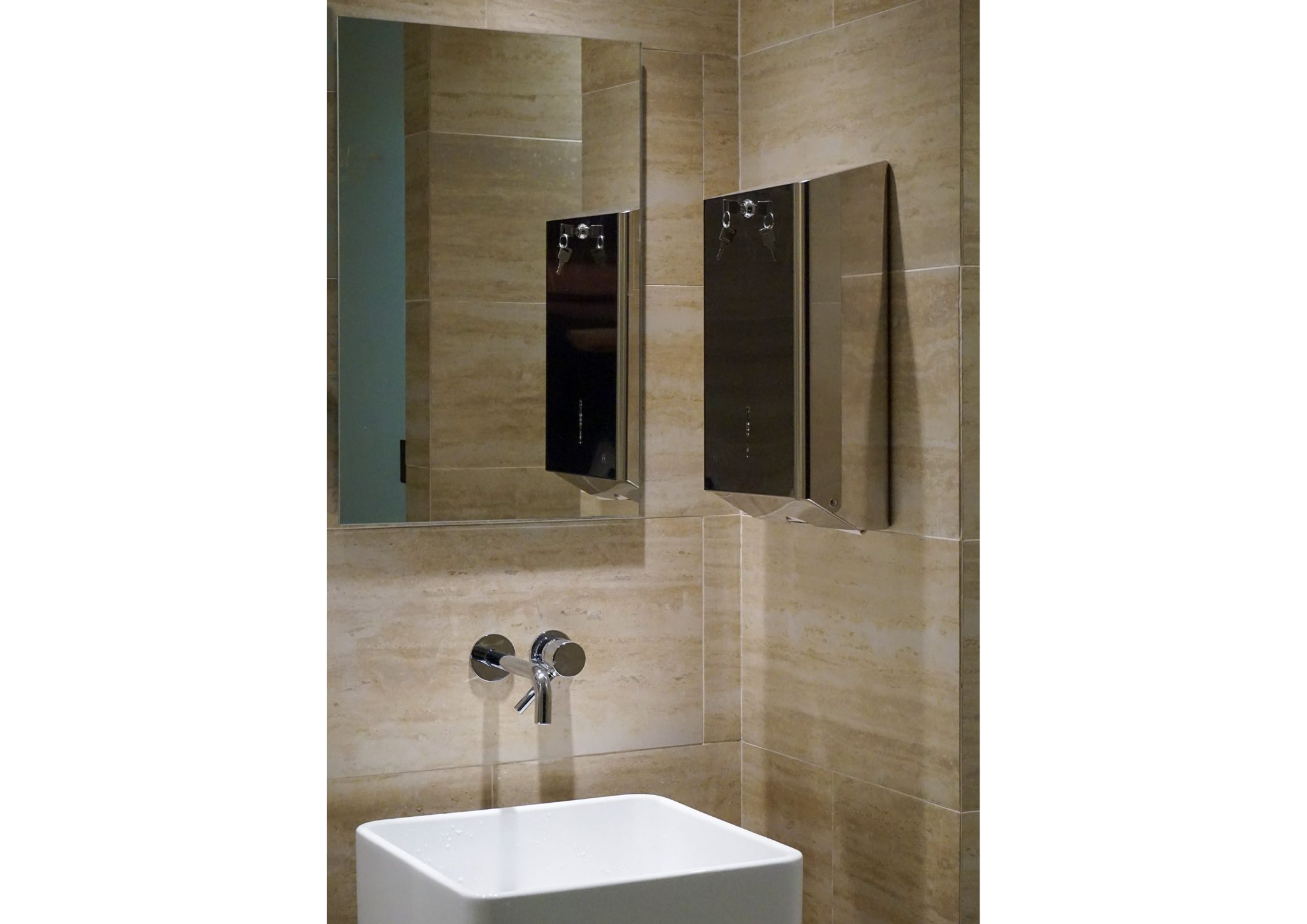 American Express Fitness Club, vista di dettaglio su lavabo e specchio