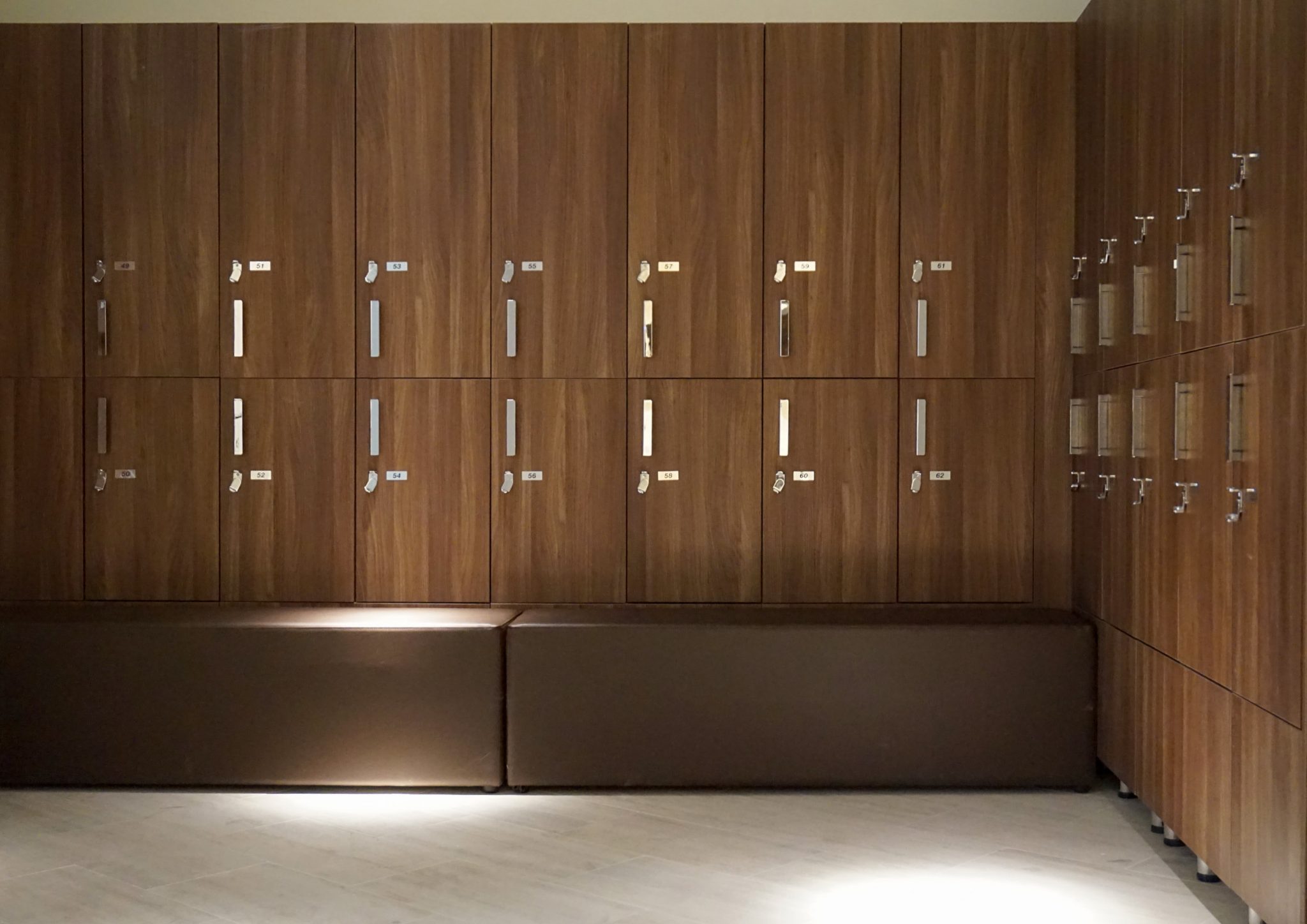 American Express Fitness Club, spogliatoi vista su armadietti
