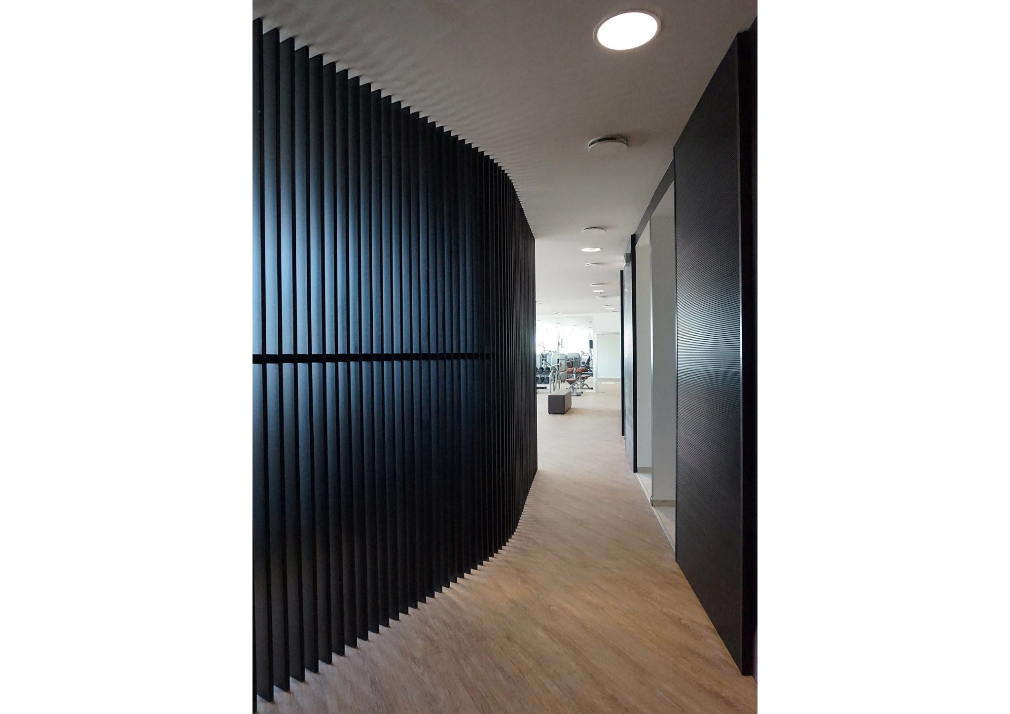 American Express Fitness Club, boiserie colore nero divide il gym floor dall'ingresso