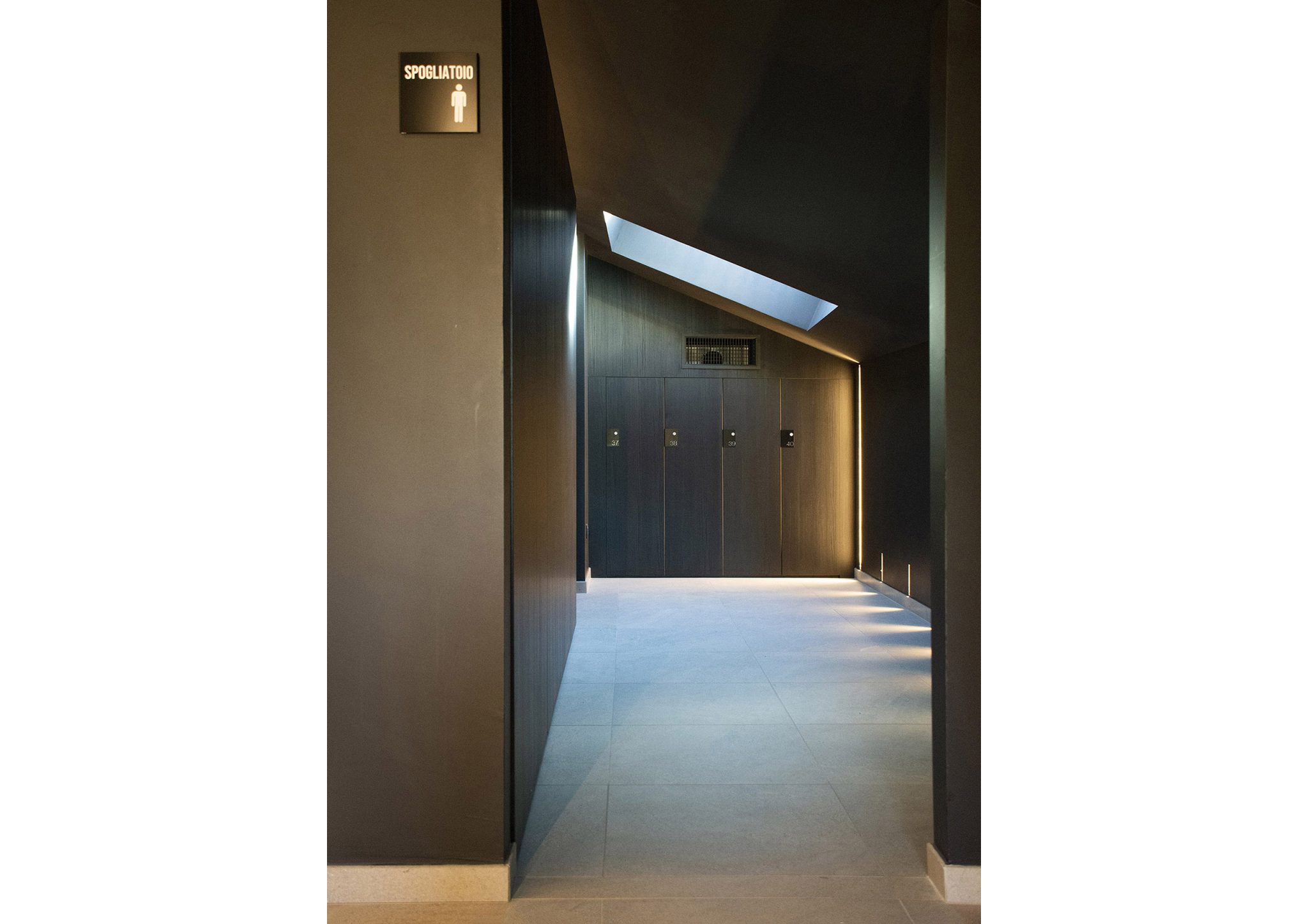 Storm Club, spogliatoi uomo con armadietti finitura dark wood