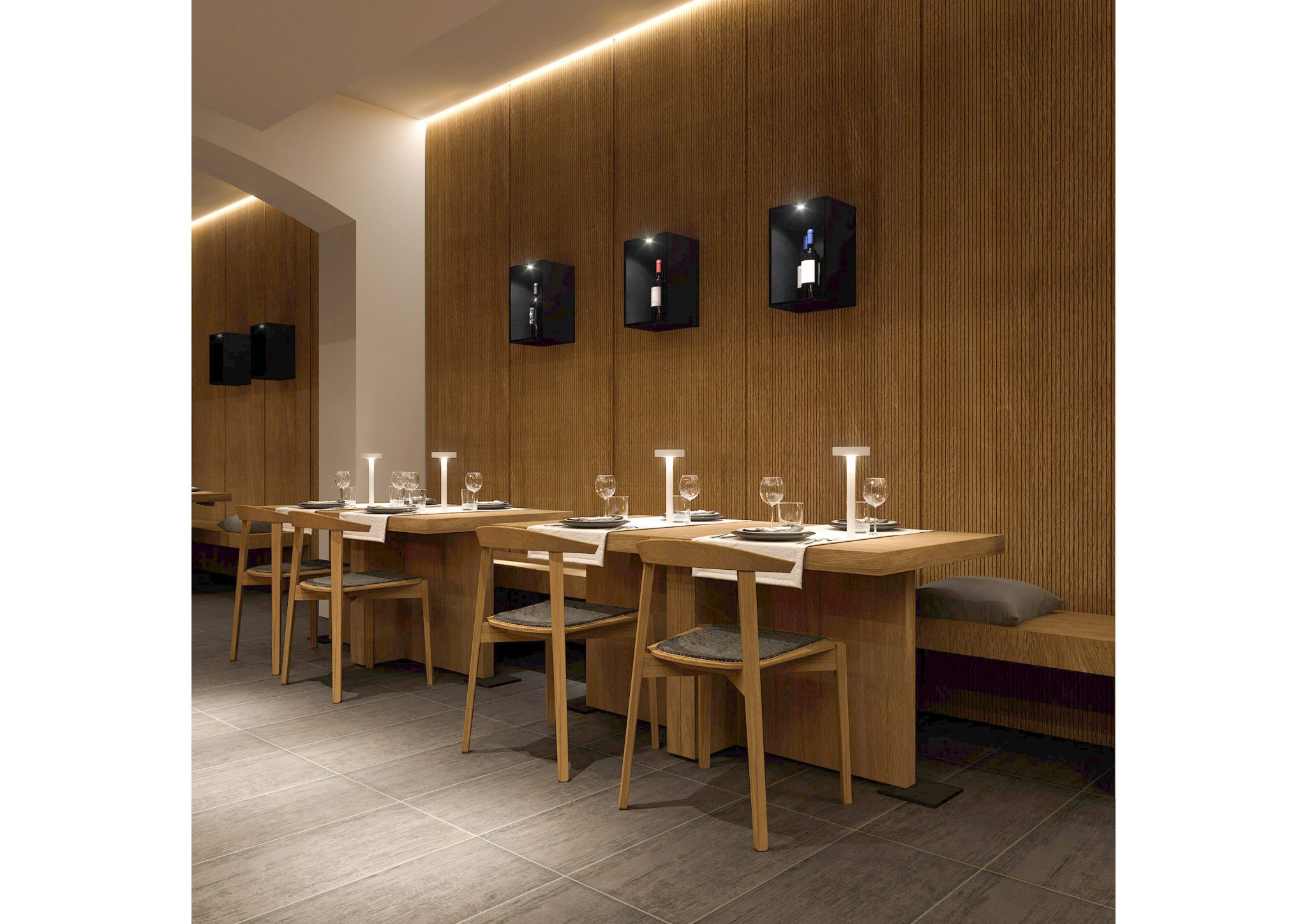 Trattoria Pizzeria Del Buontempone, vista su tavoli e sedute con rivestimenti a parete in legno